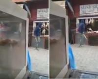 فيديو  صادم .. مشرمل يحمل سيفا و يهاجم محلات لبيع الدجاج ويسرقهم بالقوة