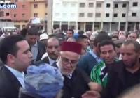 رئيس الحكومة بنكيران يقبل يد مواطن