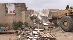 السلطات المحلية بالحي الحسني بالبيضاء تهدم دوار الزفت بأكمله