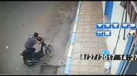 شاهد.. سرقة دراجة نارية من وسط المارة بطريقة إحترافية