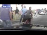 بالفيديو: خلاف على الطريق يتحول لشجار عنصري في جنوب أفريقيا
