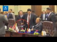 وزير الخارجية المصري يلقي ميكروفون قناة "الجزيرة" أسفل الطاولة