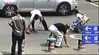 دهستها سيارة فتناثرت أموالها