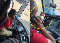 لا يصدق .. سائق حافلة يتكلم في الهاتف و يلعب "البارشي" في نفس الوقت أثناء قيادته