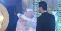 لحظة طلب شاب يد فتاة بحفل زفاف شقيقتها (فيديو)