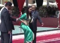سخرية فايسبوكية كبيرة من مغربية تقول أن الملك منحها وساما بسبب أشعارها وانتشار فيديو يكشف الحقيقة