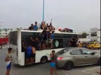 بسالة .. شباب فالقنيطرة طالعين فوق الطوبيس!