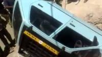 بالفيديو ...سيارة تاكسي تسقط في حفرة بطريقة غريبة
