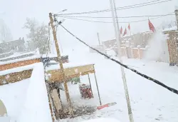 تساقطات ثلجية تعطل حركة السير في عدد من الطرق الجبلية بالمغرب(صور)