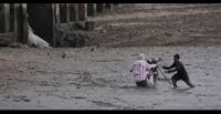 بالفيديو.. صياد تايلاندي يخاطر بحياته وينقذ سائحين
