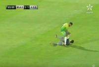 حارس جمعية سلا يعتدي على أحد مشجعي الماص و يتعرض للطرد