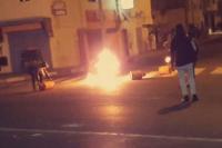 خطير وبالصور..أعمال شغب وفوضى وتفجير بوطات في وجه رجال الأمن بالداخلة