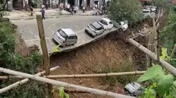 بالفيديو ..انهيار مفاجئ يبتلع سيارتين في الصين