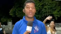 بالفيديو...سرقة هاتف مراسل تلفزيوني خلال بث مباشر