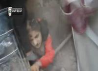 بالفيديو ... إنقاذ طفلة سورية من تحت الأنقاض بعد 48 ساعة