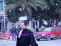 محام تونسي ينظم المرور بسبب غياب الشرطة