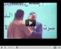 عندما قبل برلسكوني يدا معمر القذافي