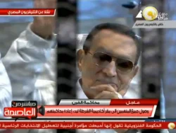 المخلوع مبارك يبتسم ويلوح بيده لأنصاره أثناء محاكمته