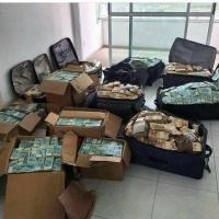 هذه مهنة صاحب الأموال الطائلة التي حيرت صورته الفايسبوكيين؟