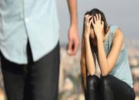 عقابا له على خيانتها..سيدة تختطف عشيقة زوجها وتعذبها وتغتصبها وتصورها عارية بحضوره