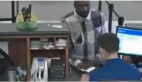 بالفيديو: لص يسطو على بنك باستخدام ورقة