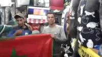 المغاربة في العيون ينتظرون وصول الملك محمد السادس