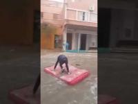 فيديو مضحك...بعد الفيضانات الأخيرة التي عرفها المغرب.. ركوب الامواج أصبح في الشوارع