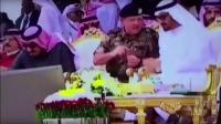 ولي عهد أبوظبي يقطع حديثه مع العاهل الأردني ويقدم الماء للملك سلمان
