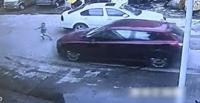 بالفيديو.. نجاة طفل بمعجزة بعد مرور سيارة فوق رأسه