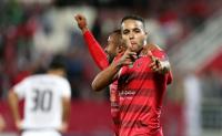 المغربي يوسف العربي يتسلم جائزة "هداف" الدوري القطري (فيديو)