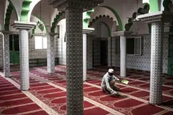 فرنسا تقرر إغلاق مسجد بتهمة نشر خطاب الكراهية والتحريض ضرب الأطفال بسبب الصلاة