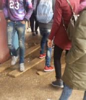 صور تلاميذ يدخلون إلى ثانويتهم فوق ألواح خشبية تشعل الفيسبوك وتحرج المسؤولين عن التعليم