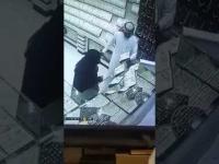 امرأة تسرق طقما ذهبيا بعدما غافلت البائع وتخفيه في عباءتها