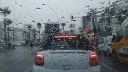 أمطار الخير تزين شوارع مدينة طنجة