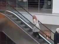 غباء فتاة في مركب تجاري