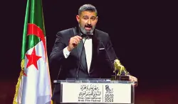 زعم أن الجزائر أرسلت جنودا لحماية المصريين.. الفنان ياسر جلال يثير جدلا واسعا على هامش مهرجان وهران للفيلم (فيديو)