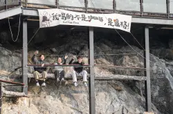 مقهى على حافة هاوية في الصين يثير إعجاب الزوار… فيديو يذهل المتابعين