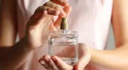 تفشي بيع العطور المقلدة بالمغرب.. فنانون ومؤثرون يروجون علنًا لمنتجات مخالفة للقانون