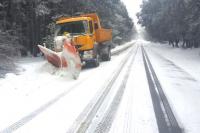 الثلوج تحاصر طرق شفشاون..والكاسحات تشق البياض