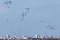 الجيش الأمريكي يُلقي مساعدات من الجو في غزة