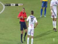 لقطة غير أخلاقية من لاعب الرجاء تجاه الحكم