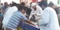 تسابق الزبناء على الدجاج المخفض بأحد أسواق السعودية (فيديو)