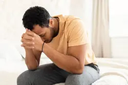 سلوك هادئ يدمّر ثقتك بنفسك دون أن تشعر