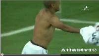 مشجع يخطف قميص لاعب اثناء احتفاله بالهدف