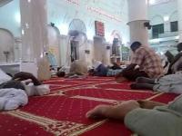 مواطنون يهربون من حر رمضان للاستلقاء بالمساجد