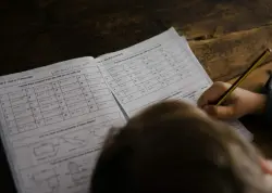 طفل يدخل المستشفى بعد أداء واجباته المدرسية 14 ساعة متواصلة