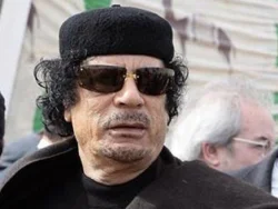 القذافي يفاجئ الجميع و يقول أن الانسحاب من باب العزيزية كان \'\'تكتيكيا\'\' 