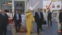 وزير الداخلية في لقطة غريبة وراء الملك بعد صلاة الجمعة