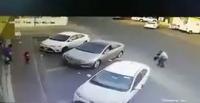 شاب شجاع ينقذ طفلا  في الوقت المناسب (فيديو)