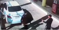 شاب سعودي ينهال بالضرب على عامل بمحطة الوقود